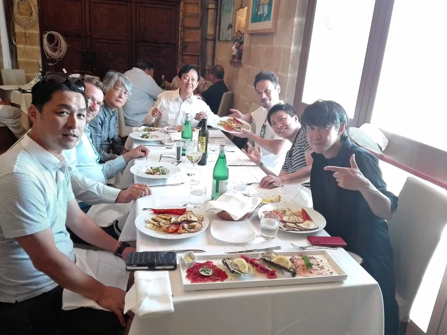 Eine Gruppe am Tisch in einem Restaurant, mit Fischgerichten