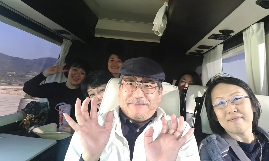 Eine lächelnde Gruppe an Bord eines Kleinbusses