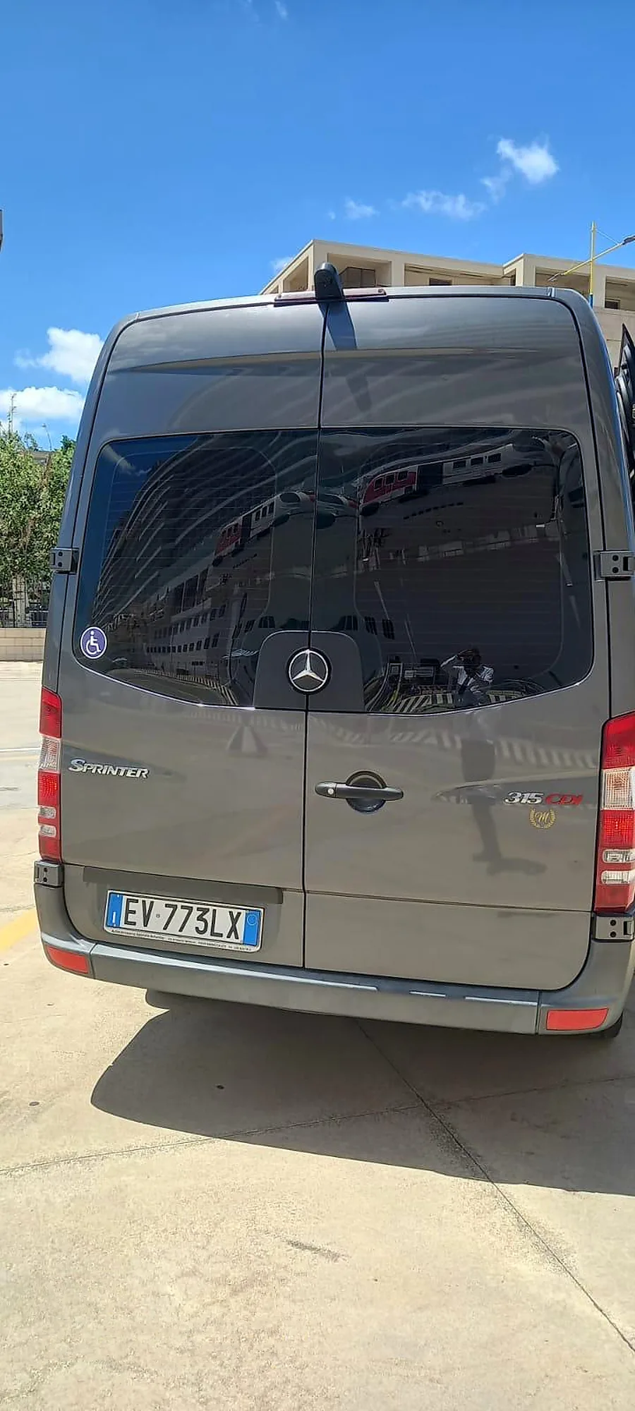 Il retro dello Sprinter grigio scuro, con il portellone posteriore chiuso