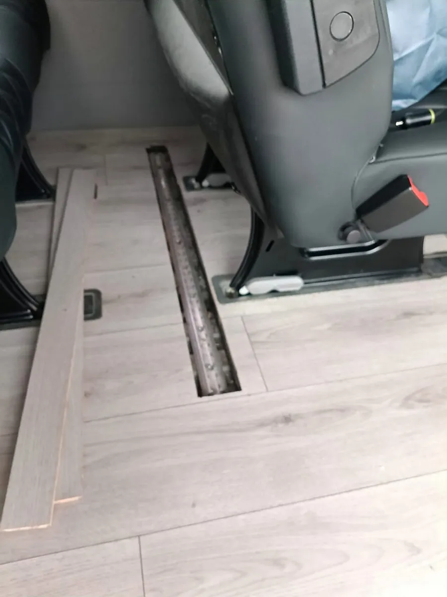 I binari nel pavimento dello Sprinter, dove si ancora la carrozzina per il viaggio
