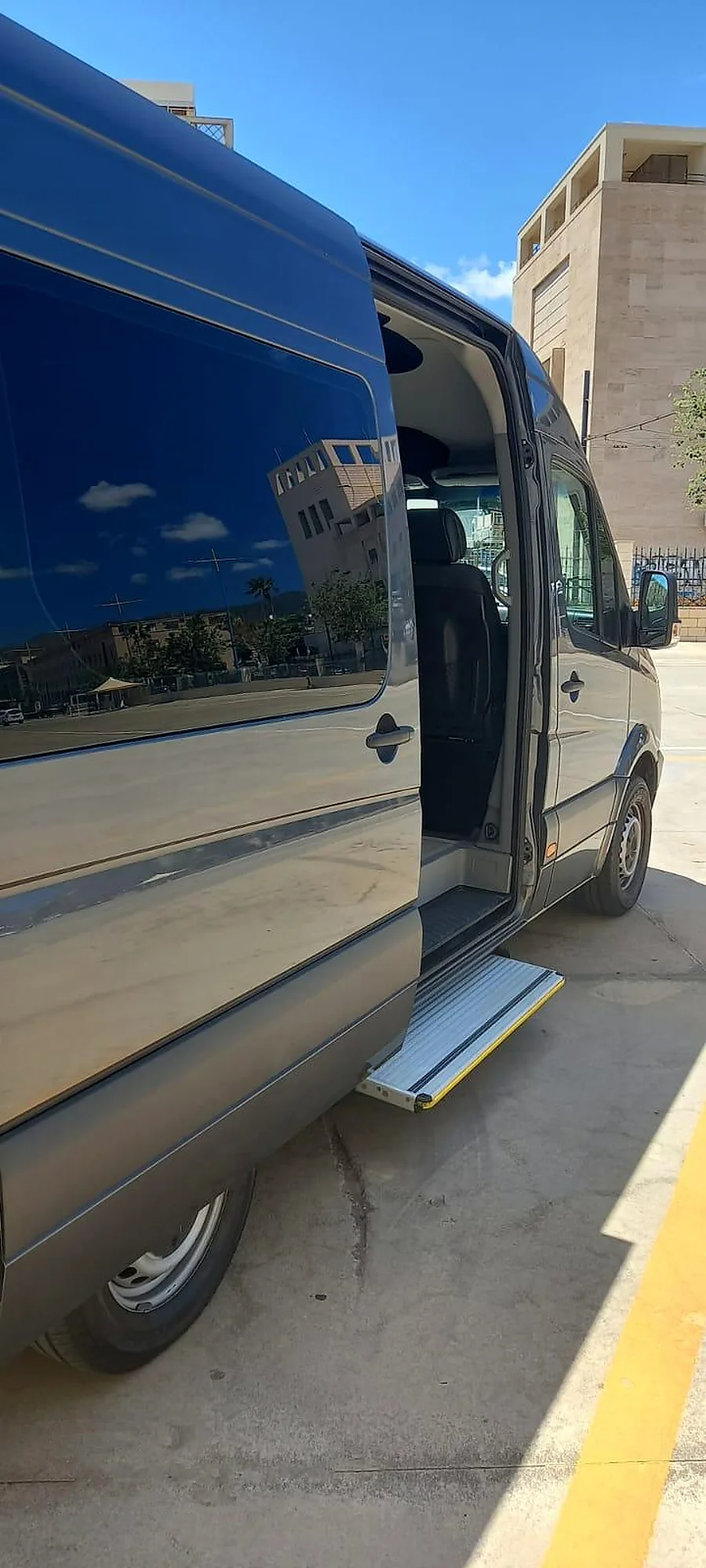 Il fianco dello Sprinter con la porta laterale aperta e la pedana elettrica abbassata
