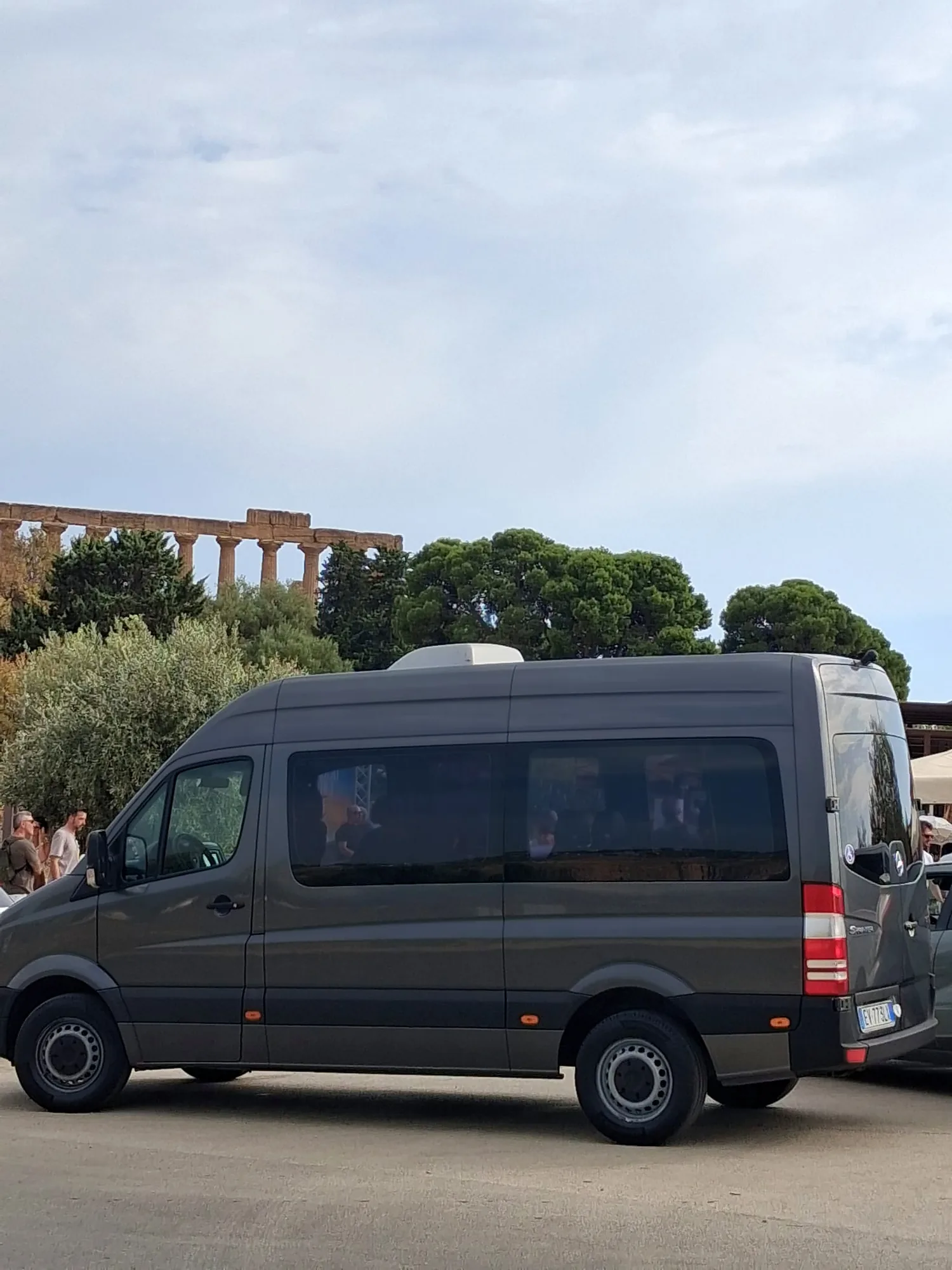 Lo Sprinter grigio scuro di Exclusive Journeys davanti alle colonne di un tempio greco