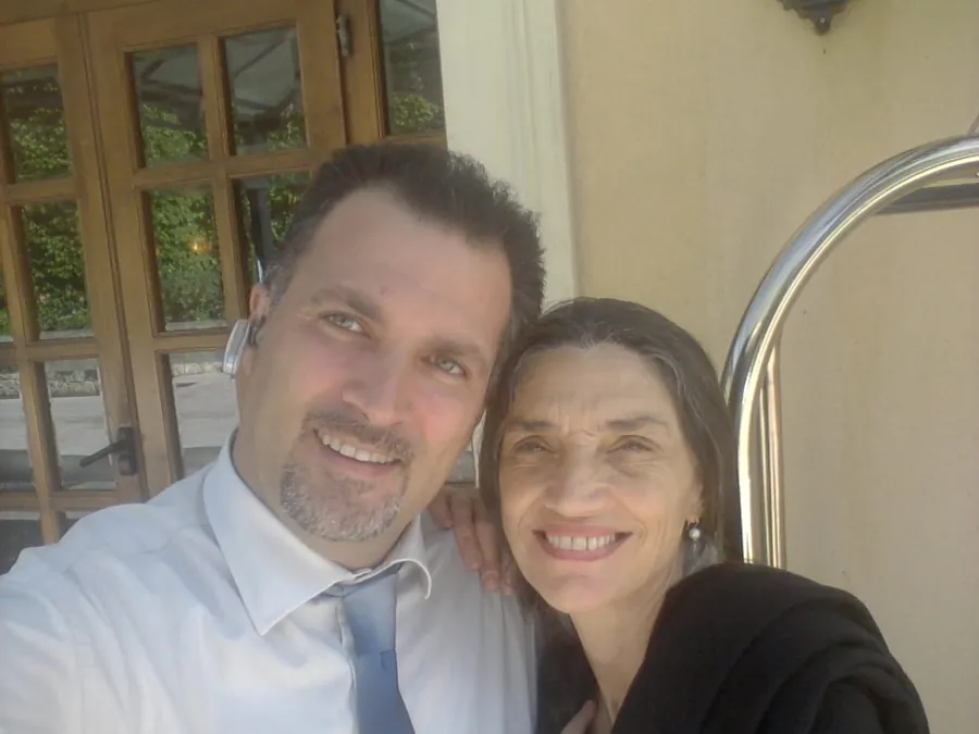 L'autista e un'ospite sorridenti, davanti a una porta a vetri