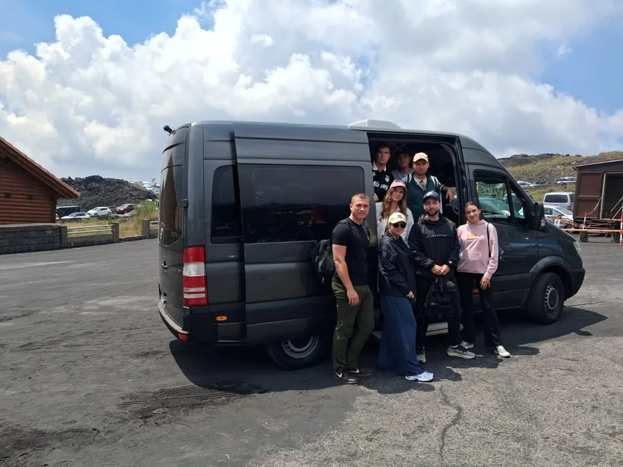 Un gruppo di ragazzi davanti allo Sprinter aperto, su un piazzale dell'Etna