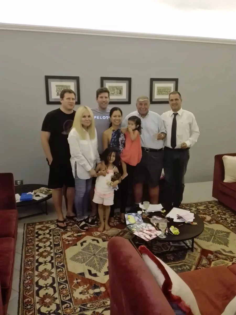 Eine Familie mit zwei kleinen Mädchen in einem Wohnzimmer, zusammen mit dem Fahrer