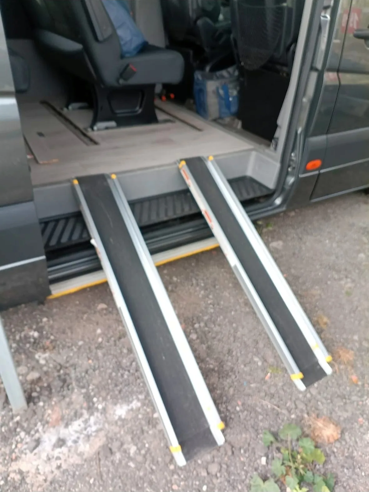 Le due rampe di accesso per la carrozzina appoggiate alla porta laterale dello Sprinter