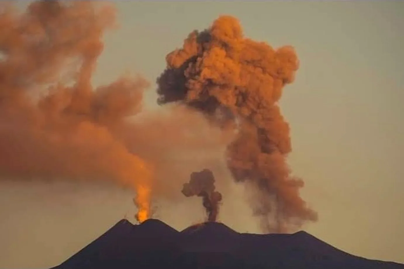 L'Etna in eruzione, con le colonne di fumo e la lava sul cratere